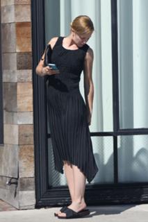 Mena Suvari feet photo thumbnail