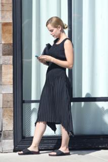 Mena Suvari feet photo thumbnail