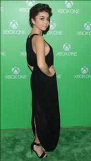 Sarah Hyland feet photo thumbnail