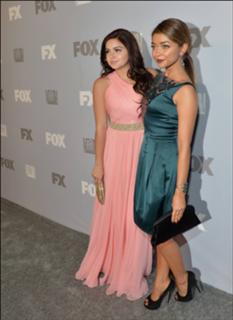 Sarah Hyland feet photo thumbnail