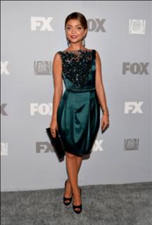 Sarah Hyland feet photo thumbnail