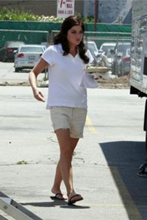 Selma Blair feet photo thumbnail