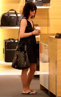 Selma Blair feet photo thumbnail