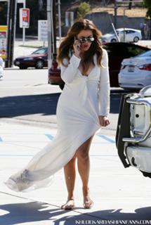 Khloé Kardashian feet photo thumbnail