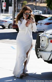 Khloé Kardashian feet photo thumbnail