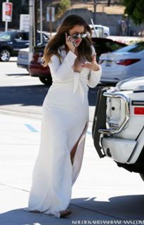 Khloé Kardashian feet photo thumbnail