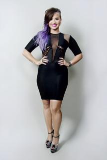 Demi Lovato feet photo thumbnail