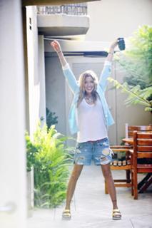 Katie Cassidy feet photo thumbnail