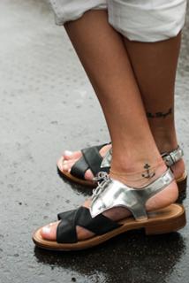 Katie Cassidy feet photo thumbnail