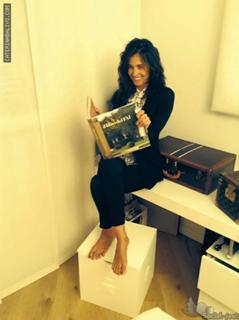 Caterina Balivo feet photo thumbnail