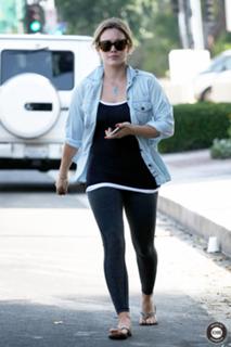 Hilary Duff feet photo thumbnail