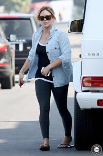 Hilary Duff feet photo thumbnail