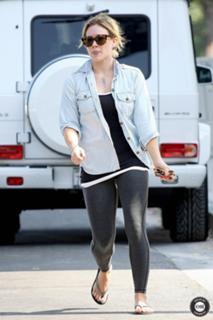 Hilary Duff feet photo thumbnail