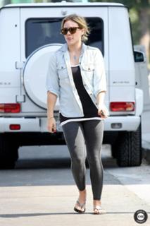 Hilary Duff feet photo thumbnail