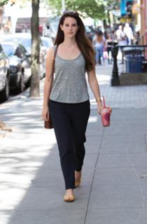 Lana Del Rey feet photo thumbnail