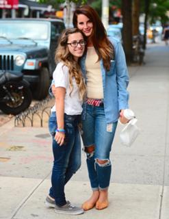 Lana Del Rey feet photo thumbnail