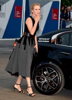 Uma Thurman feet photo thumbnail