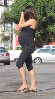 Mila Kunis feet photo thumbnail