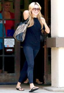 Amanda Bynes feet photo thumbnail