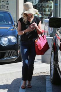 Reese Witherspoon feet photo thumbnail