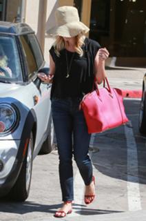 Reese Witherspoon feet photo thumbnail