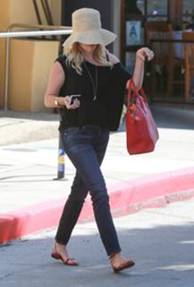 Reese Witherspoon feet photo thumbnail