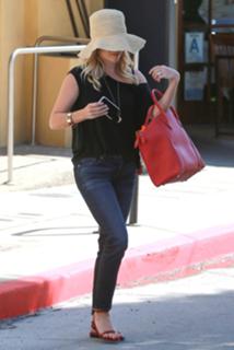 Reese Witherspoon feet photo thumbnail