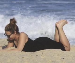 Demi Lovato feet photo thumbnail