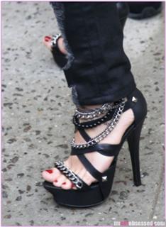 Demi Lovato feet photo thumbnail