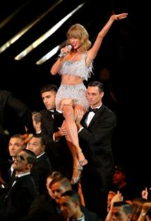 Taylor Swift feet photo thumbnail
