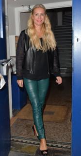 Denise Van Outen feet photo thumbnail
