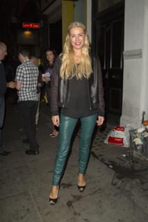 Denise Van Outen feet photo thumbnail