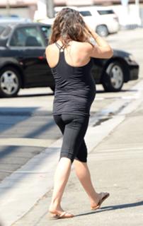 Mila Kunis feet photo thumbnail