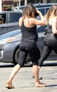 Mila Kunis feet photo thumbnail