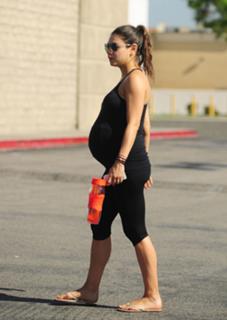 Mila Kunis feet photo thumbnail