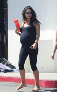 Mila Kunis feet photo thumbnail