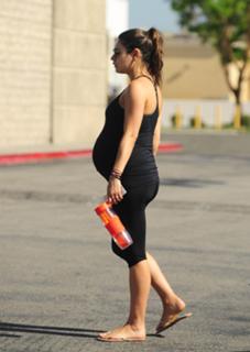 Mila Kunis feet photo thumbnail