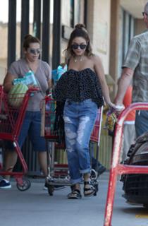 Vanessa Hudgens feet photo thumbnail