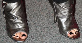 Avril Lavigne feet photo thumbnail