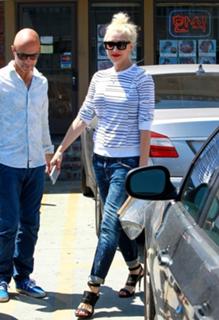 Gwen Stefani feet photo thumbnail