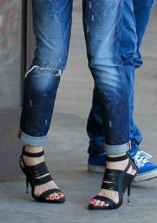 Gwen Stefani feet photo thumbnail