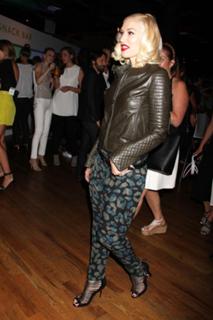 Gwen Stefani feet photo thumbnail