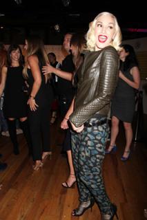 Gwen Stefani feet photo thumbnail