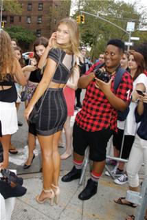 Nina Agdal feet photo thumbnail
