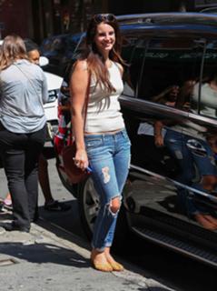 Lana Del Rey feet photo thumbnail