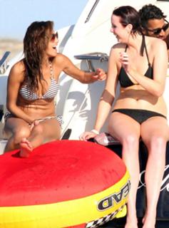 Nicole Scherzinger feet photo thumbnail
