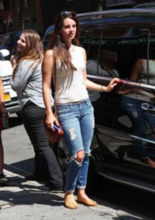 Lana Del Rey feet photo thumbnail