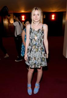 Dakota Fanning feet photo thumbnail
