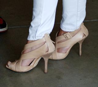 Hilary Duff feet photo thumbnail