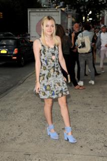 Dakota Fanning feet photo thumbnail
